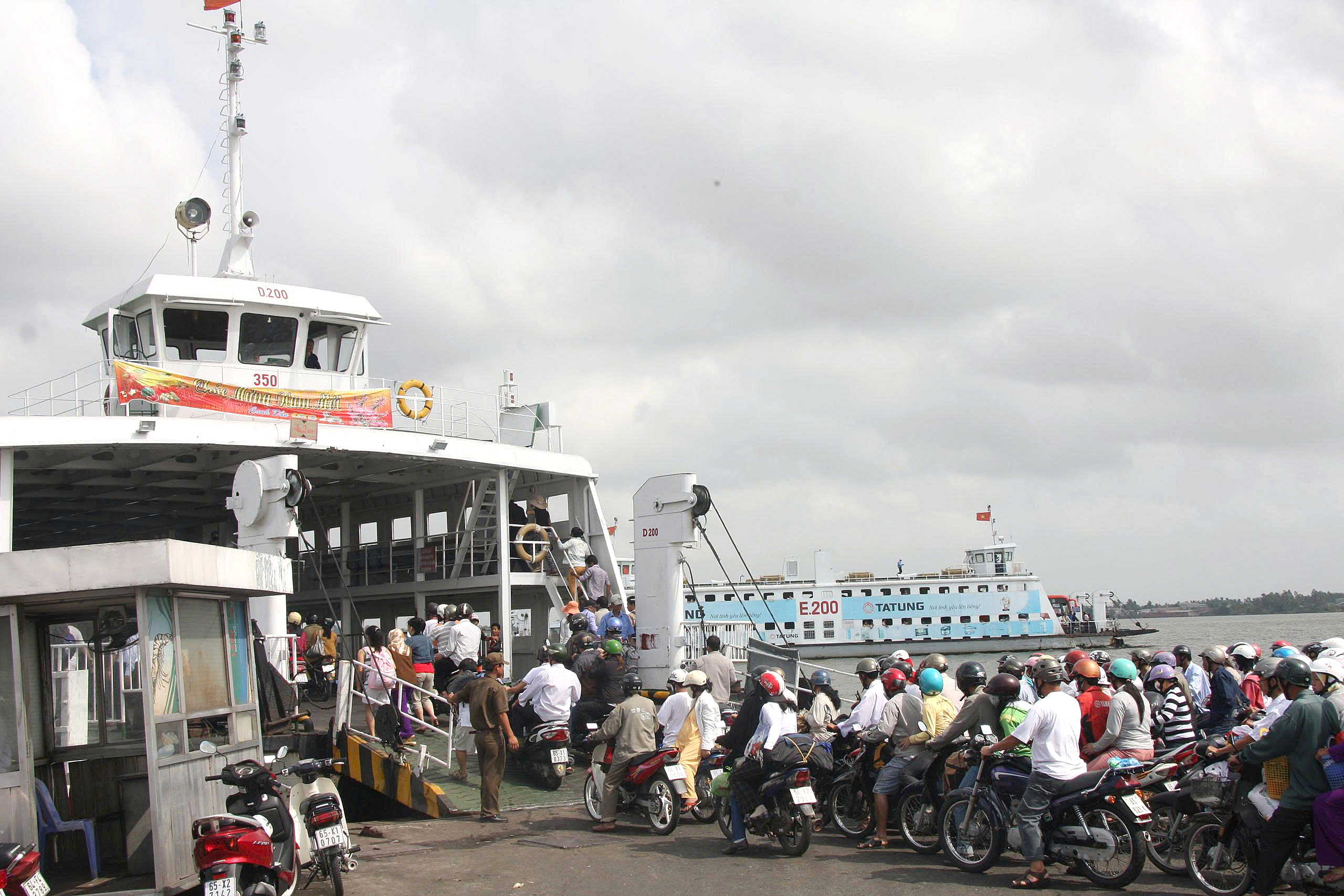 Những chuyến phà thương nhớ ở phương Nam - Kỳ 3: Đi mau kẻo trễ chuyến phà đêm qua bến bắc Cần Thơ - Ảnh 1.