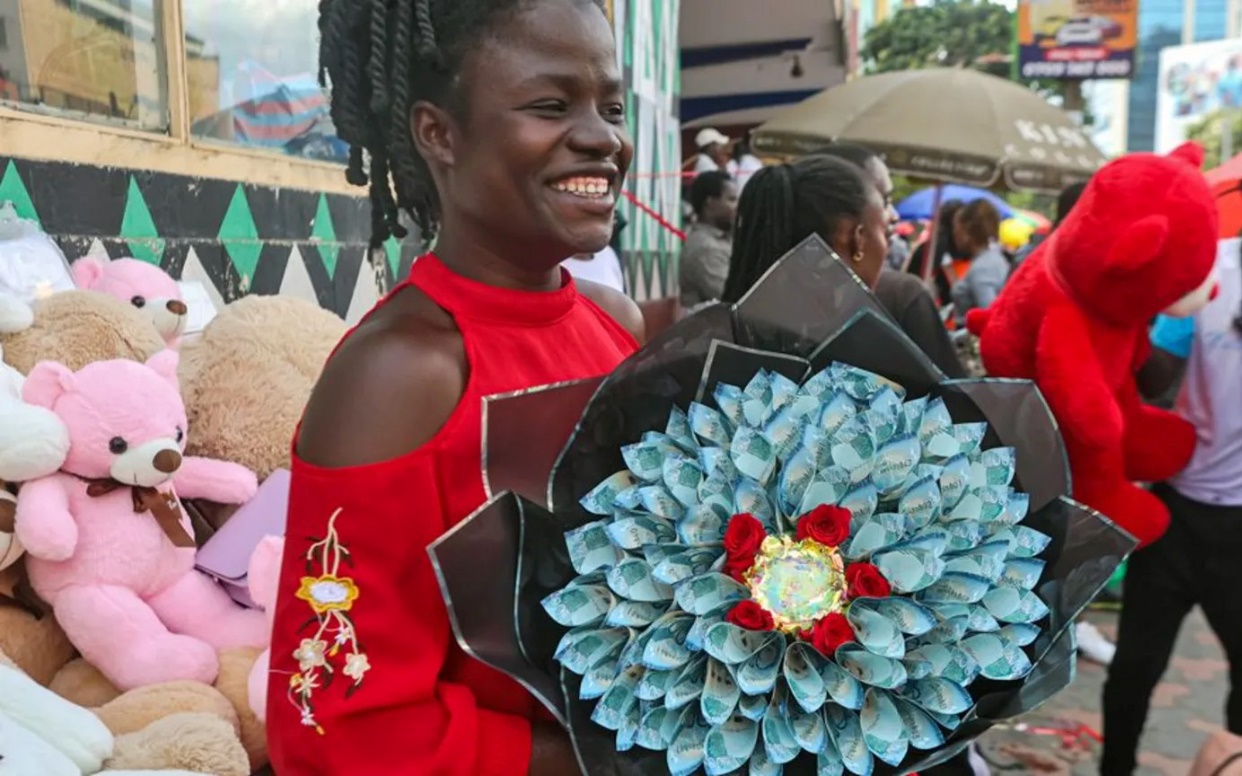 Ngân hàng Kenya cảnh báo án tù 3 tháng cho hành vi biến tiền thành hoa Valentine