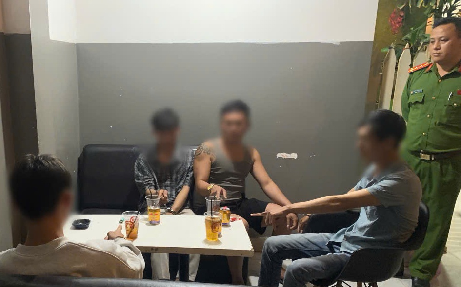 Công An Quảng Ngãi Bắt Quả Tang 10 Thanh Niên Sử Dụng Ma Túy Trong Quán Cà Phê Và Nhà Nghỉ