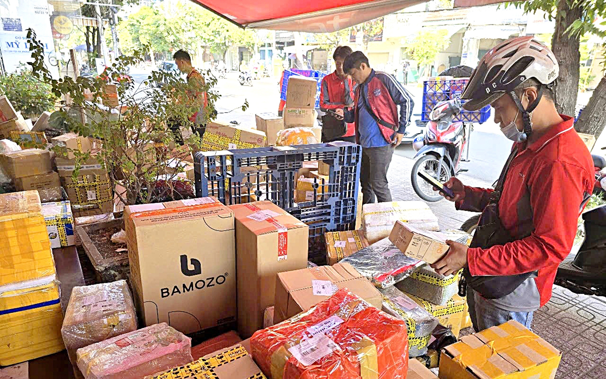 Shipper Căng Mình, Shop 'Khóa Đơn' Trước Tết Vì Đơn Hàng Liên Tỉnh Quá Tải