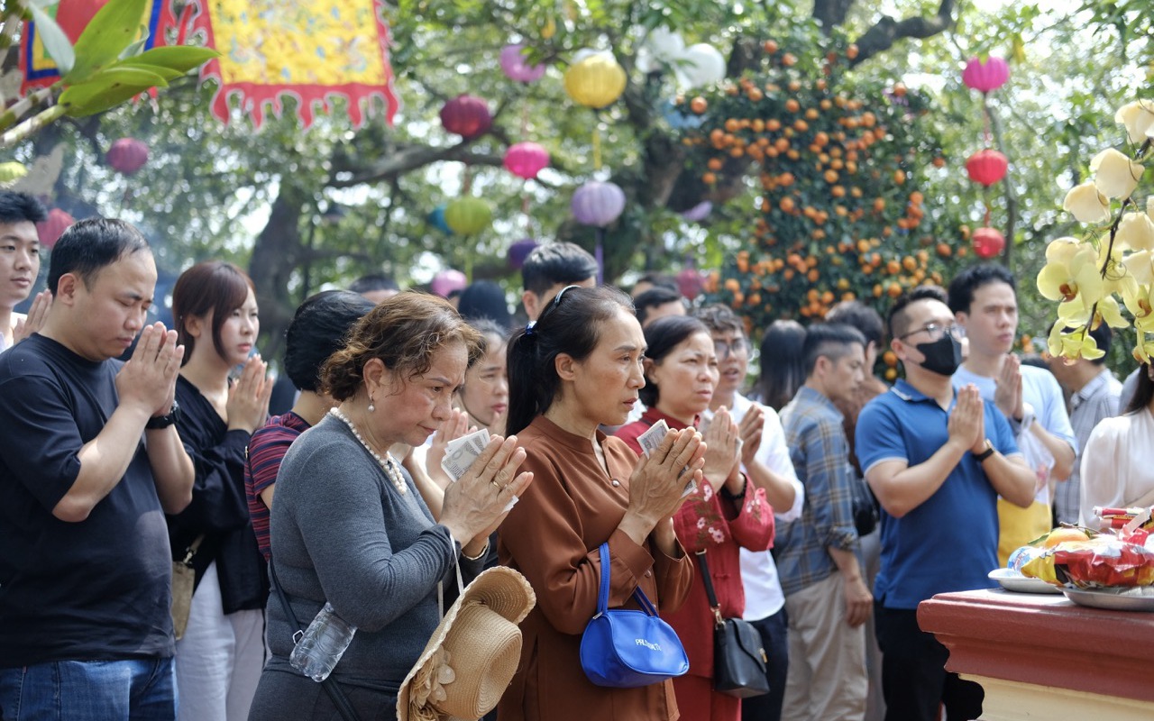 Phủ Tây Hồ thu hút hàng vạn người đi lễ đầu năm, thị trường đồ lễ sôi động