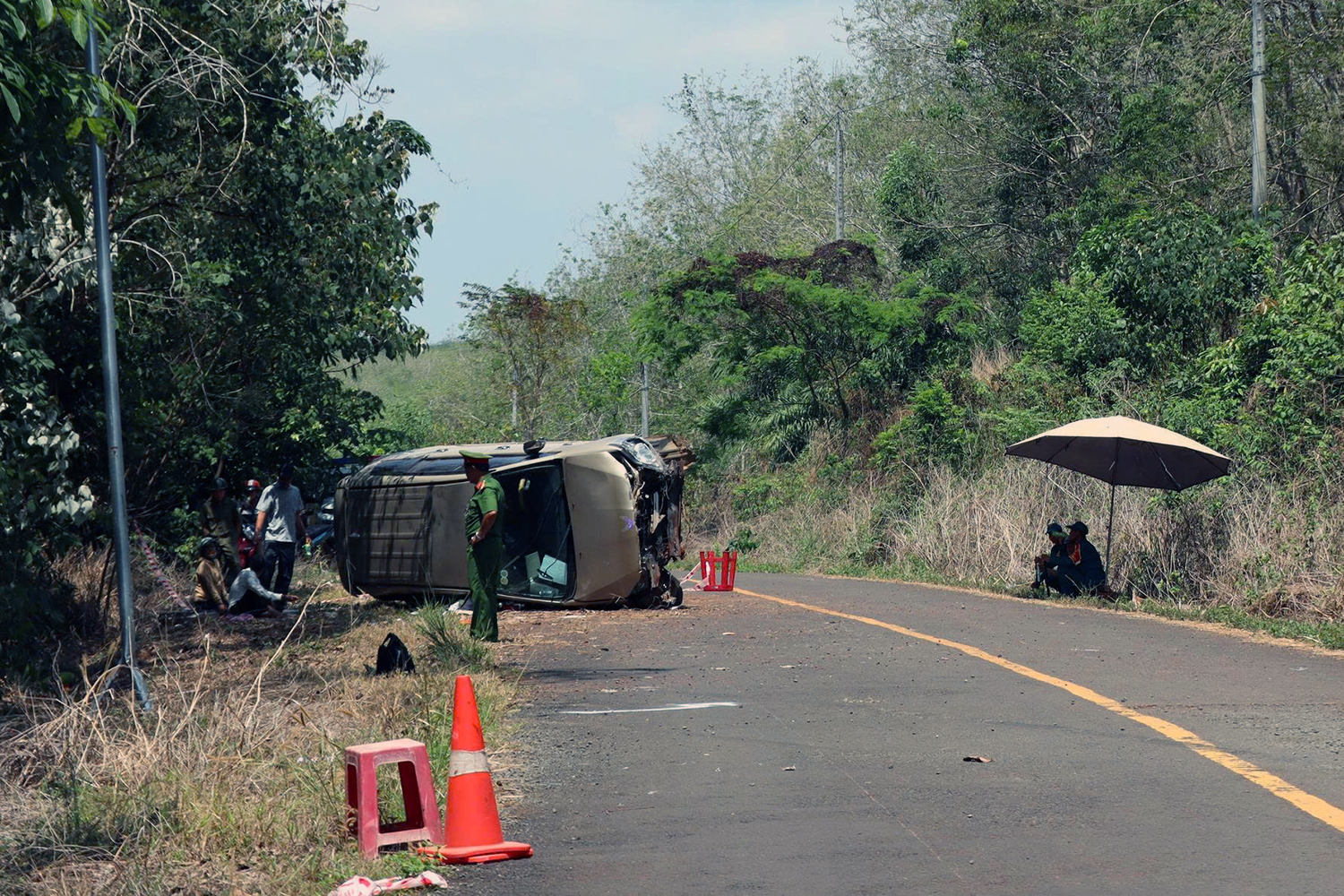 Đồng Nai: Xe 7 chỗ mất lái lật ngang, hai bà cháu đi trên xe tử nạn - Ảnh 1.