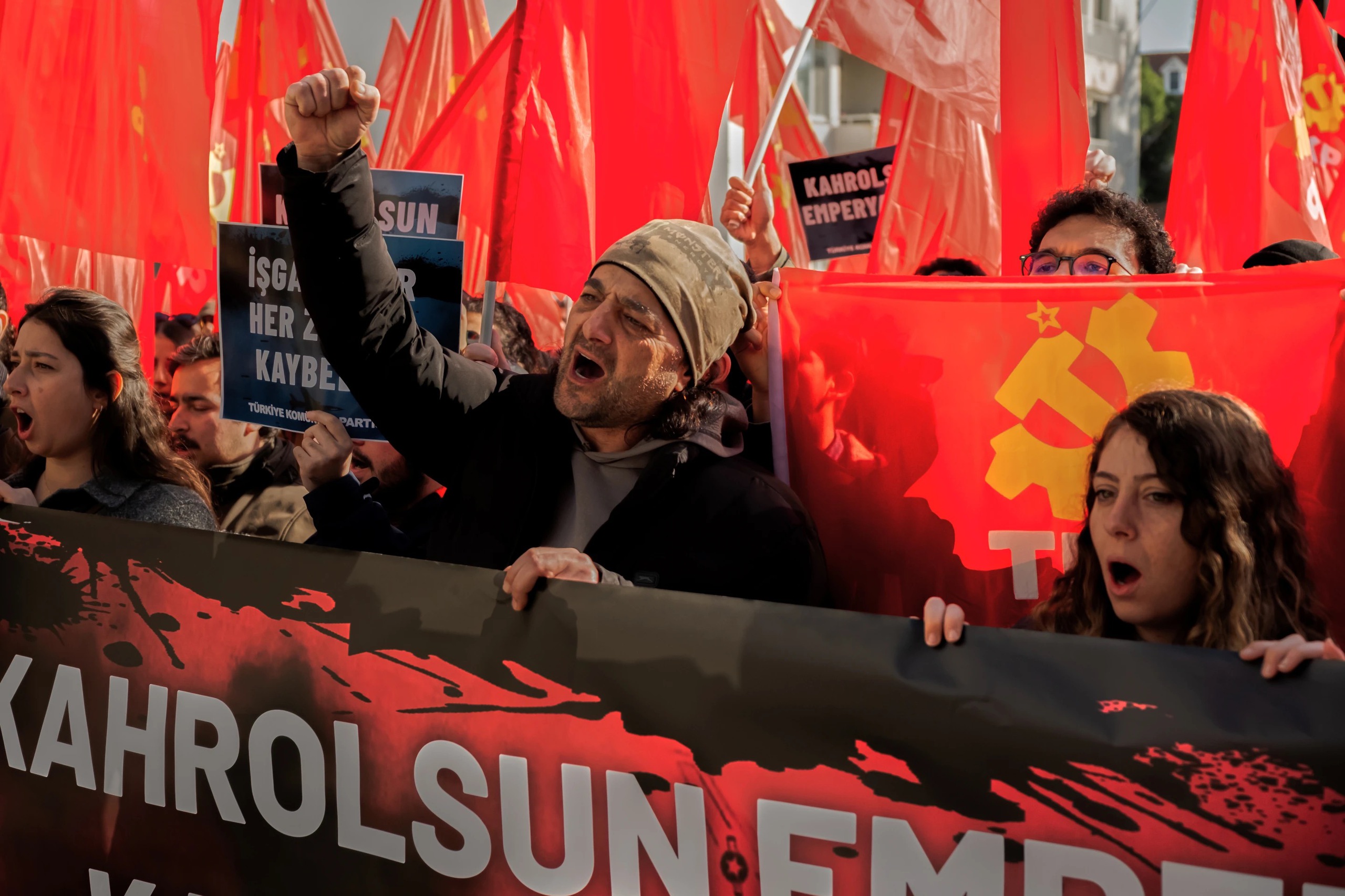 Pakistan: Người biểu tình xông vào đập phá Lãnh sự quán Mỹ để ủng hộ Iran - Ảnh 1.