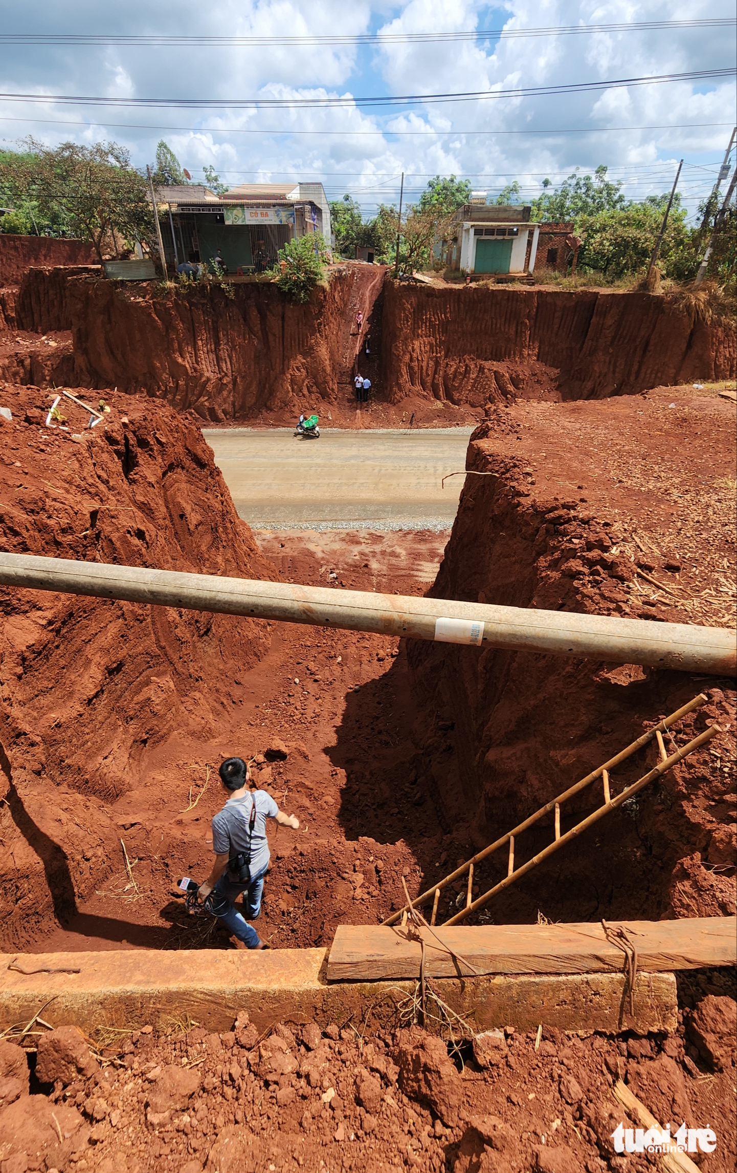 Hạ cốt nền làm đường, nhà mặt tiền bỗng cheo leo bên mép vực - Ảnh 4.