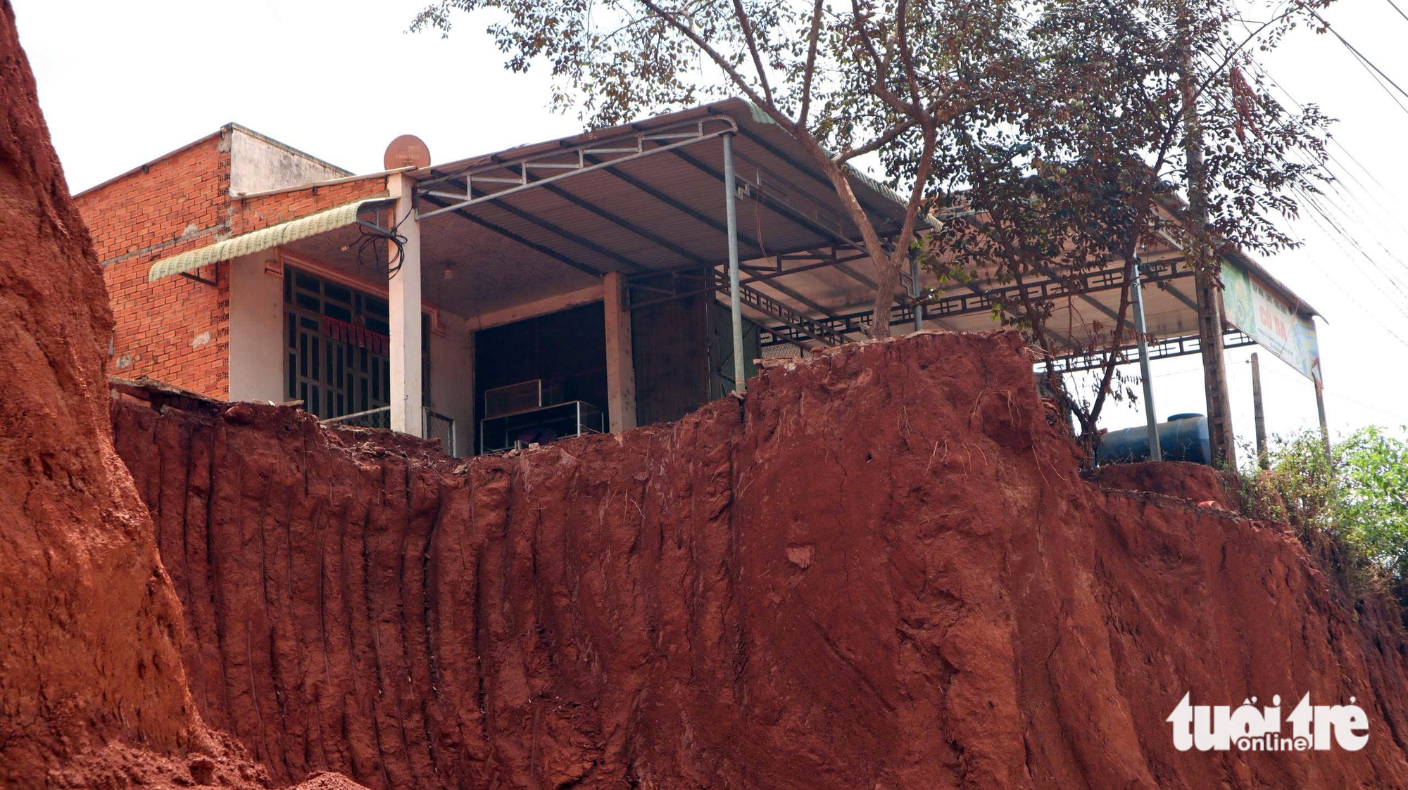 Hạ cốt nền làm đường, nhà mặt tiền bỗng cheo leo bên mép vực - Ảnh 5.