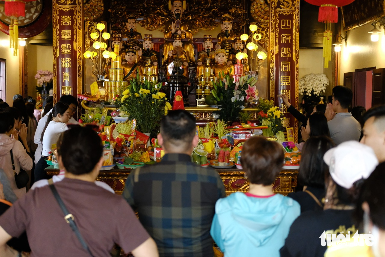 Phủ Tây Hồ đông đặc người trước rằm tháng giêng - Ảnh 1.