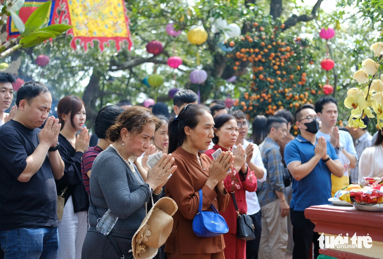 Phủ Tây Hồ đông đặc người trước rằm tháng giêng - Ảnh 16.