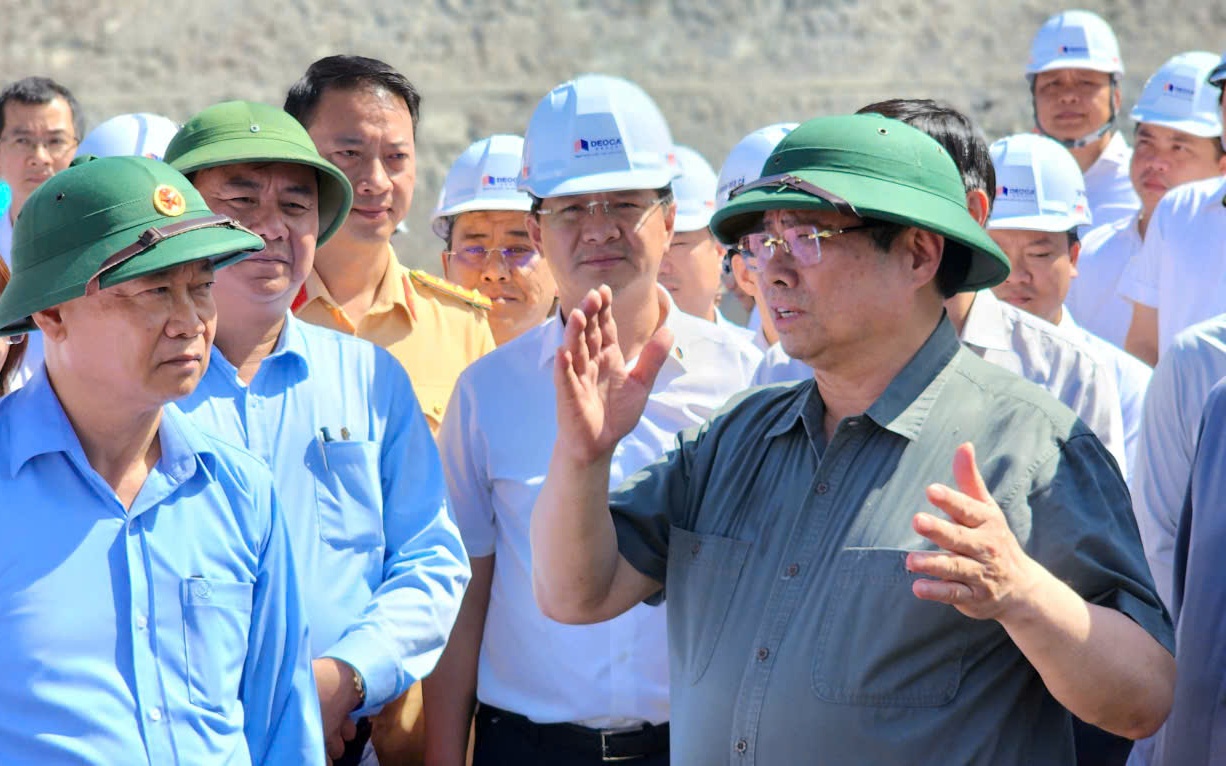 Thủ tướng Phạm Minh Chính kiểm tra cao tốc Quảng Ngãi - Hoài Nhơn và đường băng sân bay Phù Cát
