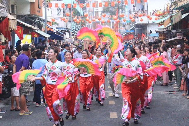 Xem diễu hành lễ hội Nguyên tiêu ở đâu tại TP.HCM?- Ảnh 1.