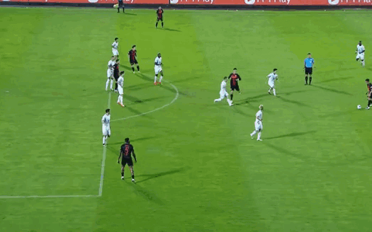 Video: Thiếu fair play, ngoại binh Hà Nội nhận thẻ đỏ rời sân - Ảnh 1.