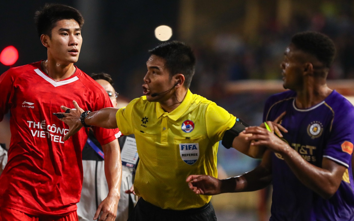 HLV Harry Kewell phẫn nộ trước thẻ đỏ lạ lùng, CLB Hà Nội thua đau trước Thể Công - Viettel