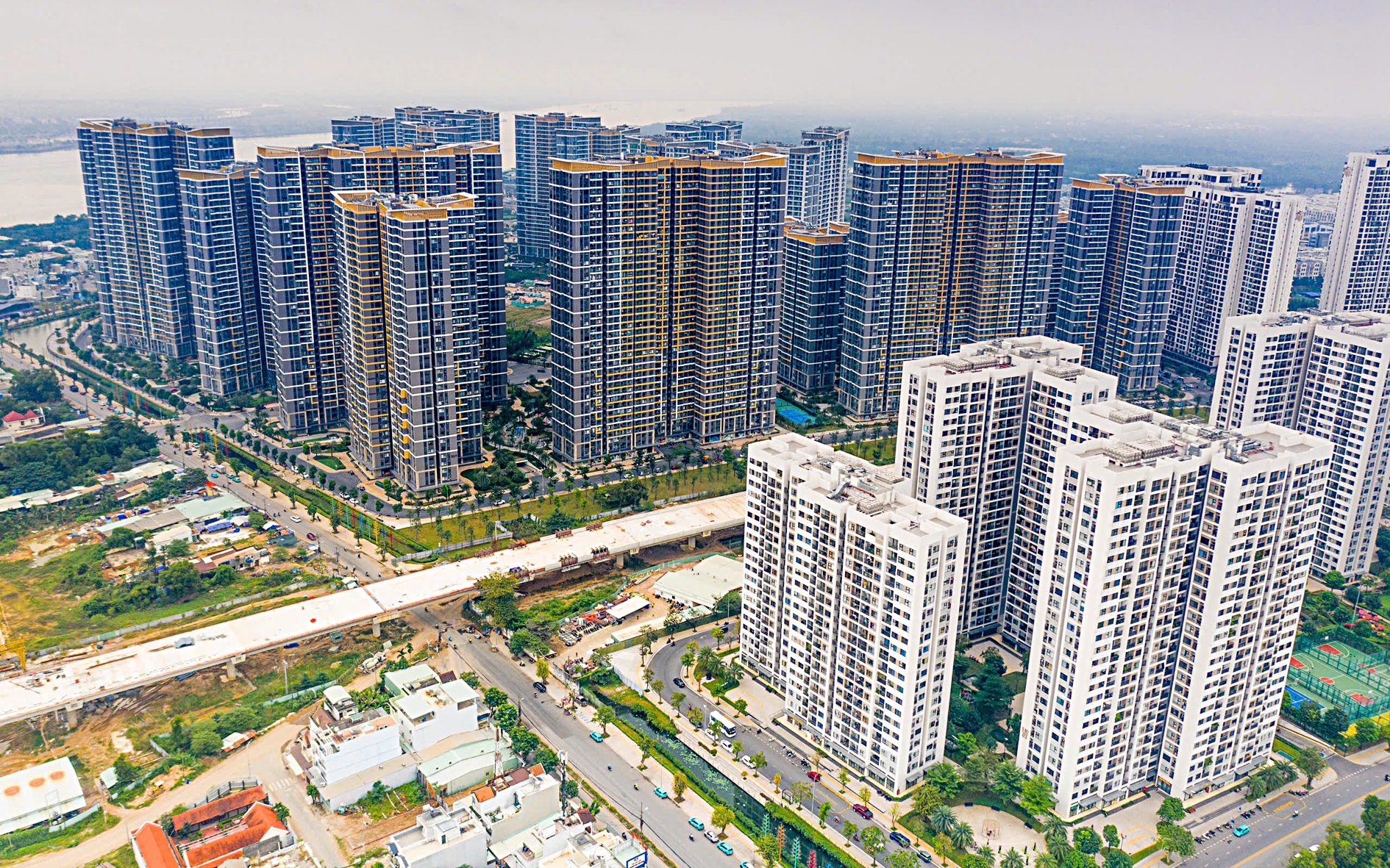 Bất động sản 2026 chịu áp lực lãi suất, cổ phiếu vẫn là trụ cột đầu tư