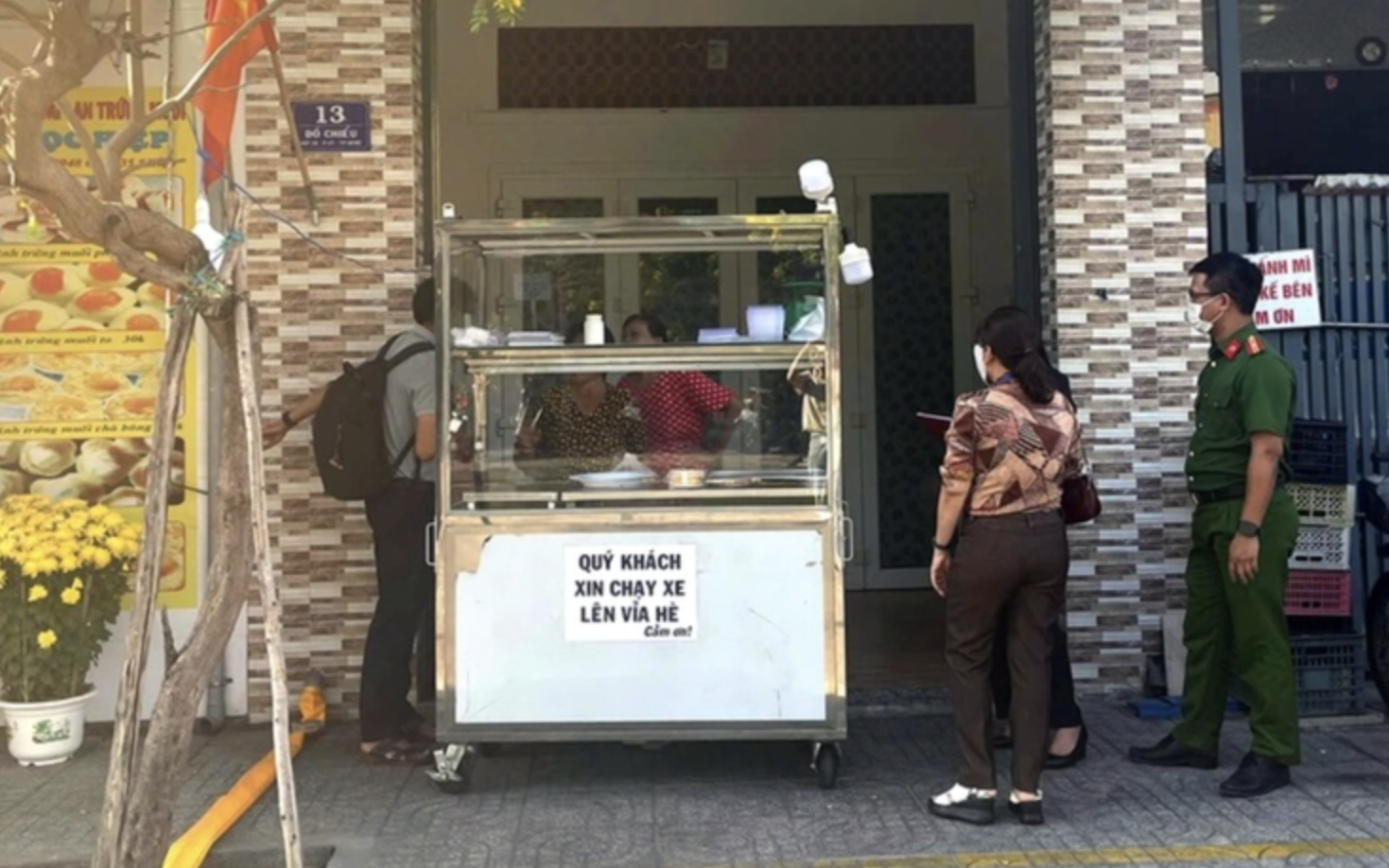 Salmonella found in school meal poisoning outbreak that hospitalized 71 students in southern Vietnam- Ảnh 1.