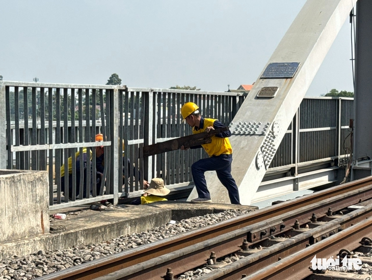 Dự kiến 9h sáng mai 11-3, thông tuyến đường sắt Bắc - Nam qua cầu Ghềnh - Ảnh 1.