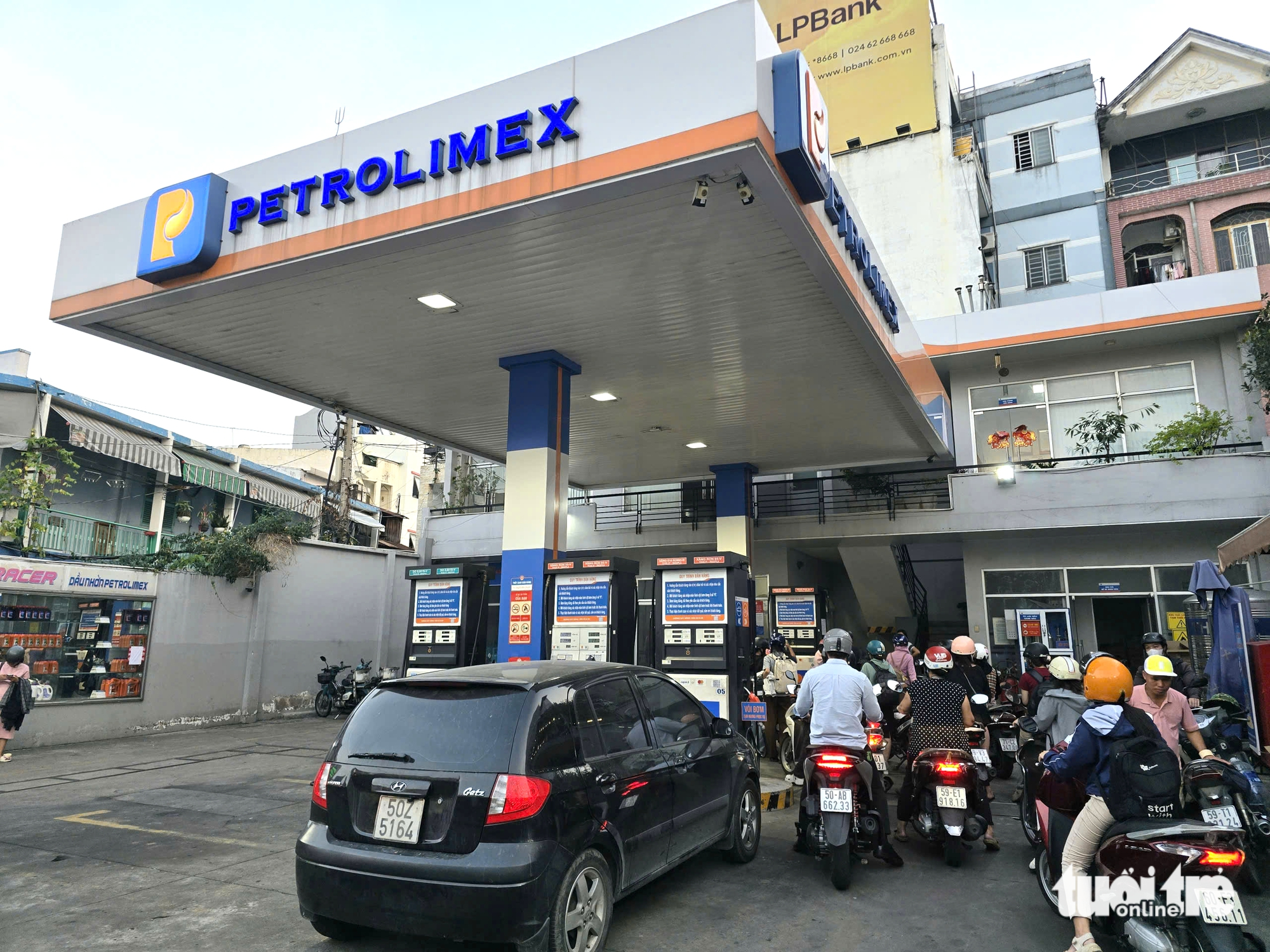 Chủ tịch Petrolimex: Doanh nghiệp sẵn sàng hy sinh lợi nhuận để tăng nhập xăng dầu - Ảnh 1.