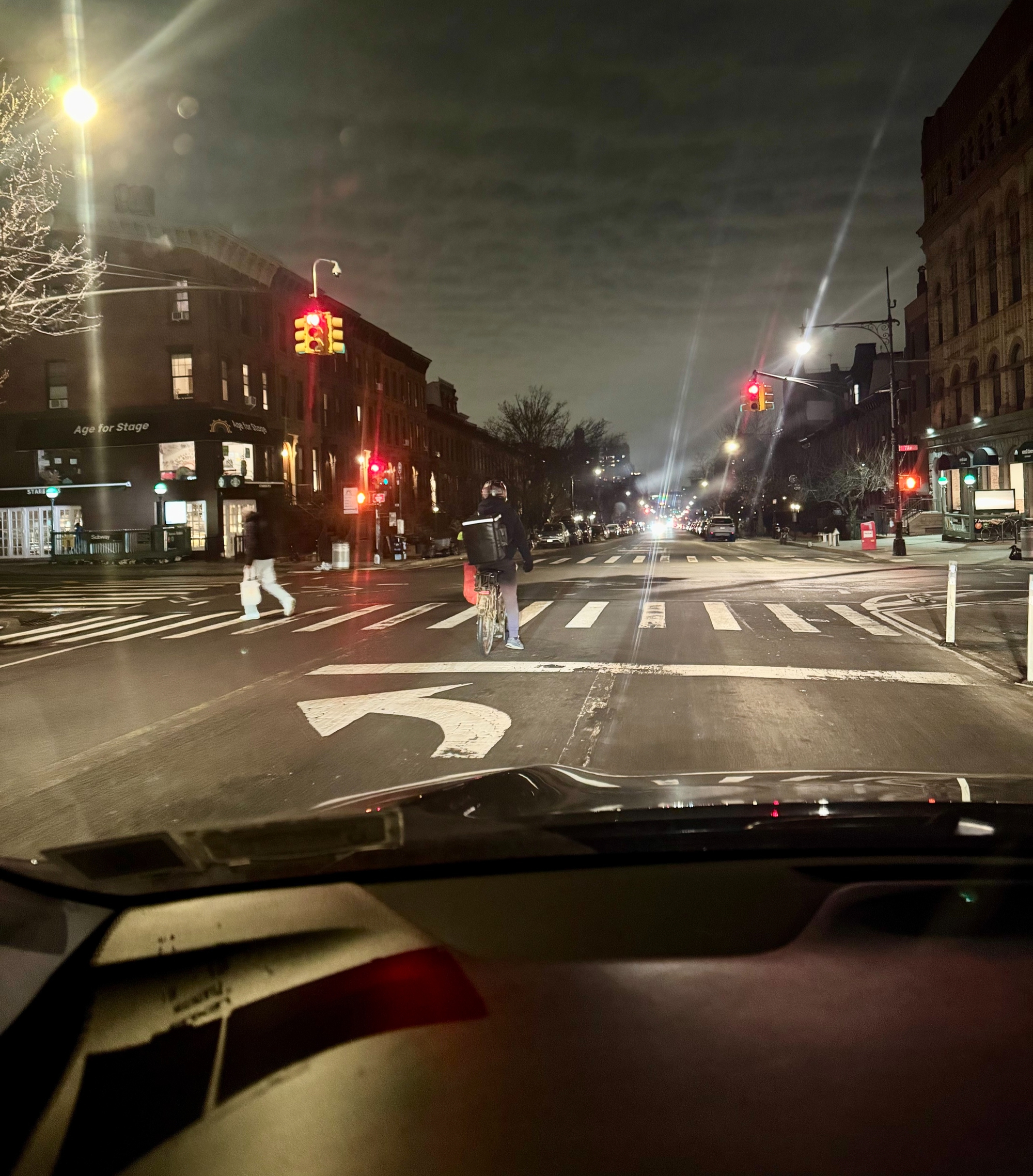 'Lỡ cả đời không rực rỡ thì sao?' và chuyện mưu sinh ở thành phố không ngủ - Ảnh 1.