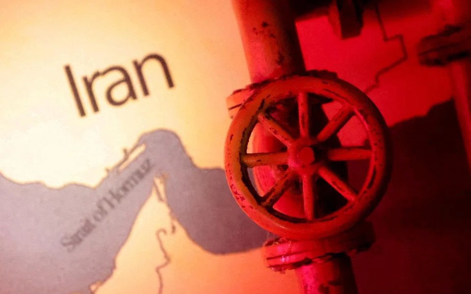 Mỹ 'chưa sẵn sàng' hộ tống tàu qua eo biển Hormuz - Ảnh 1.