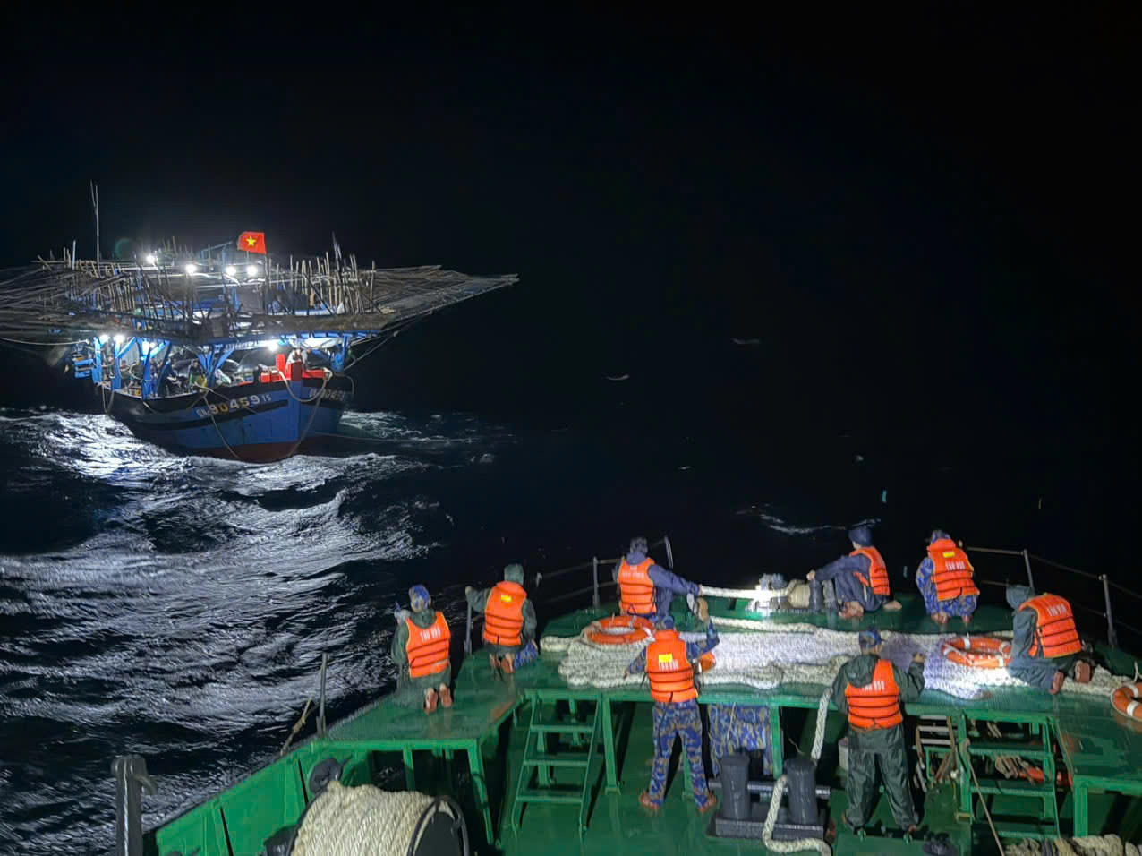 Hải quân lai dắt tàu cá cùng 36 ngư dân gặp nạn vào bờ an toàn - Ảnh 1.
