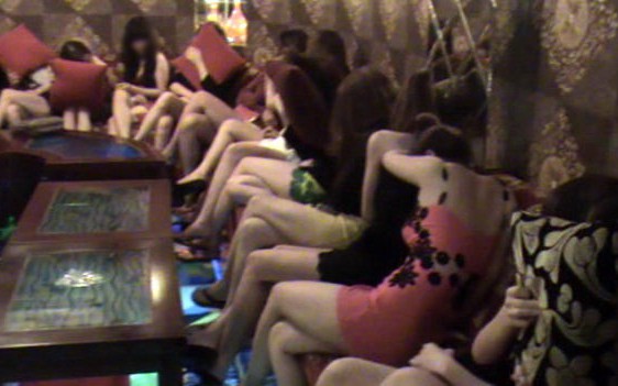 Vụ chứa mại dâm ở tiệm massage Queen Bee: vì sao hoãn phiên tòa? - Ảnh 1.