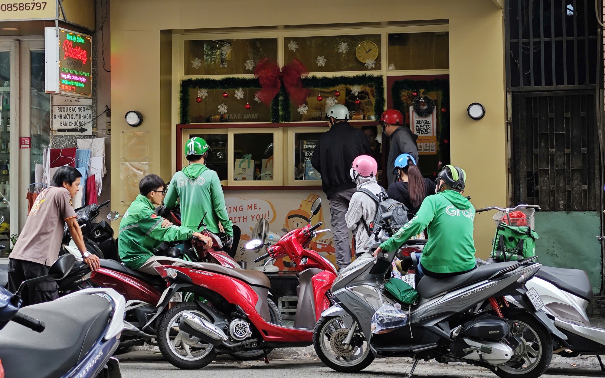 Vietnam cuts fuel prices after recent hike- Ảnh 2.