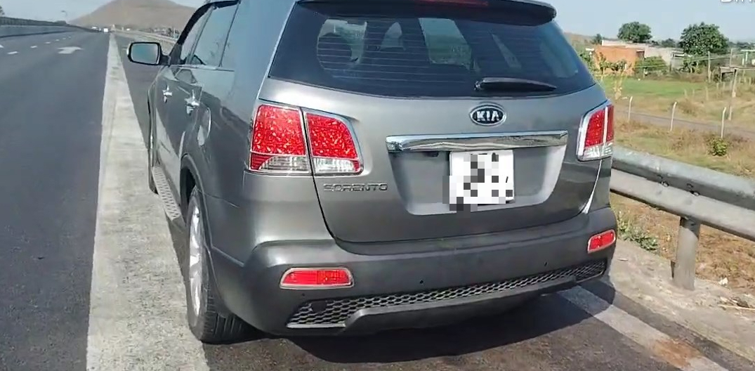 Dừng xe ở làn dừng khẩn cấp cao tốc để ngủ, tài xế bị phạt 13 triệu đồng - Ảnh 1.