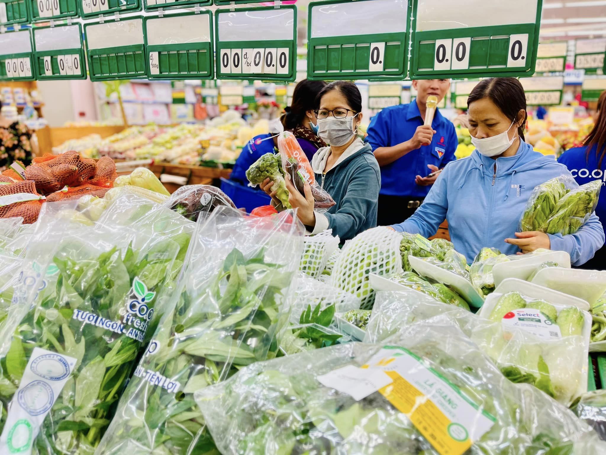 Xăng tăng nóng, siêu thị tung ưu đãi 'neo' giá bữa cơm gia đình - Ảnh 1.