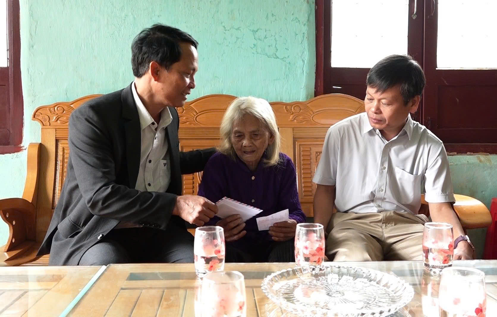 Mang thùng phiếu đến tận nhà để Mẹ Việt Nam anh hùng và cử tri sức khỏe yếu bỏ phiếu bầu cử - Ảnh 1.