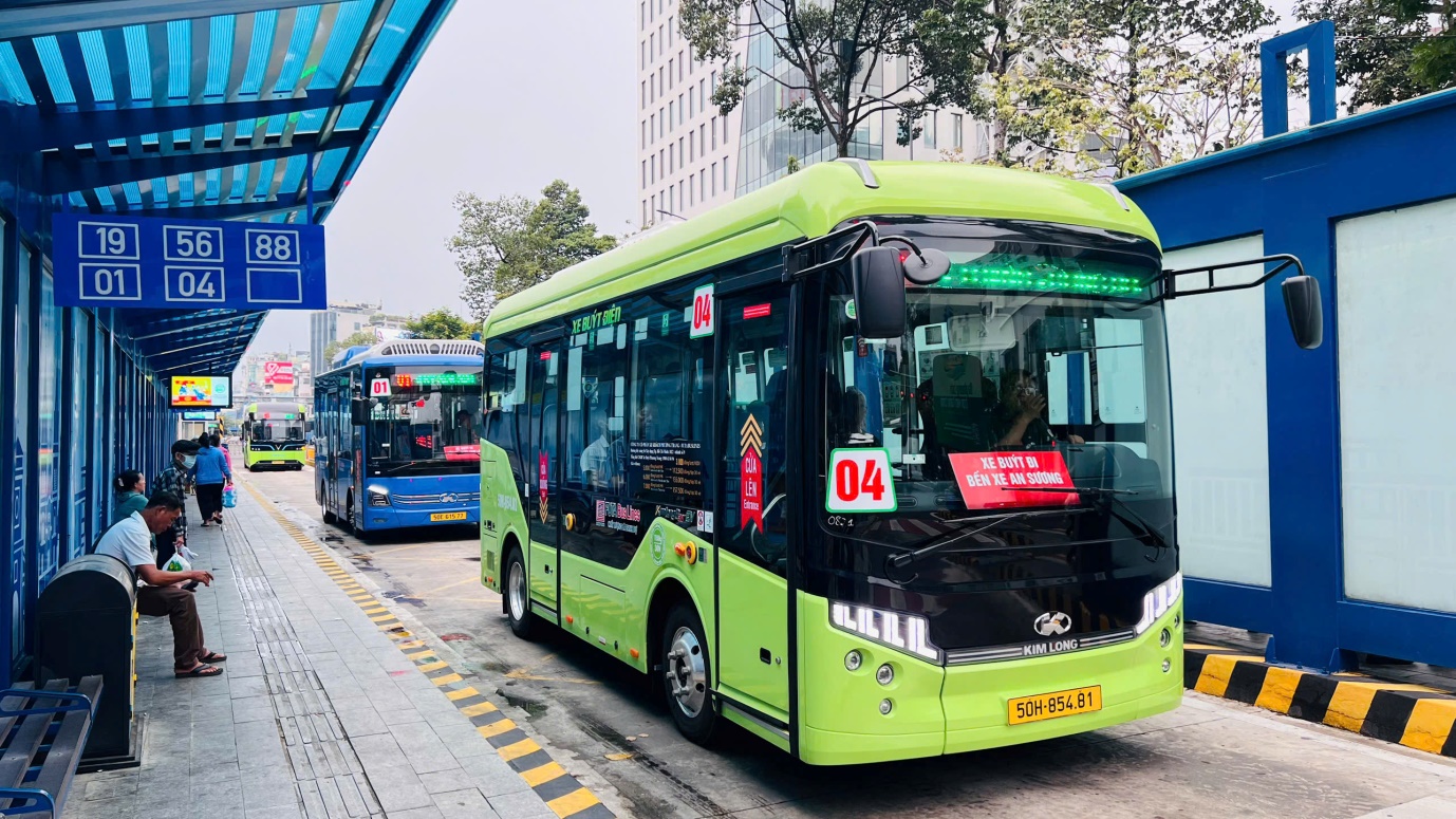 Thí điểm không in vé giấy trên 16 tuyến xe buýt, hành khách đi lại thế nào? - Ảnh 1.