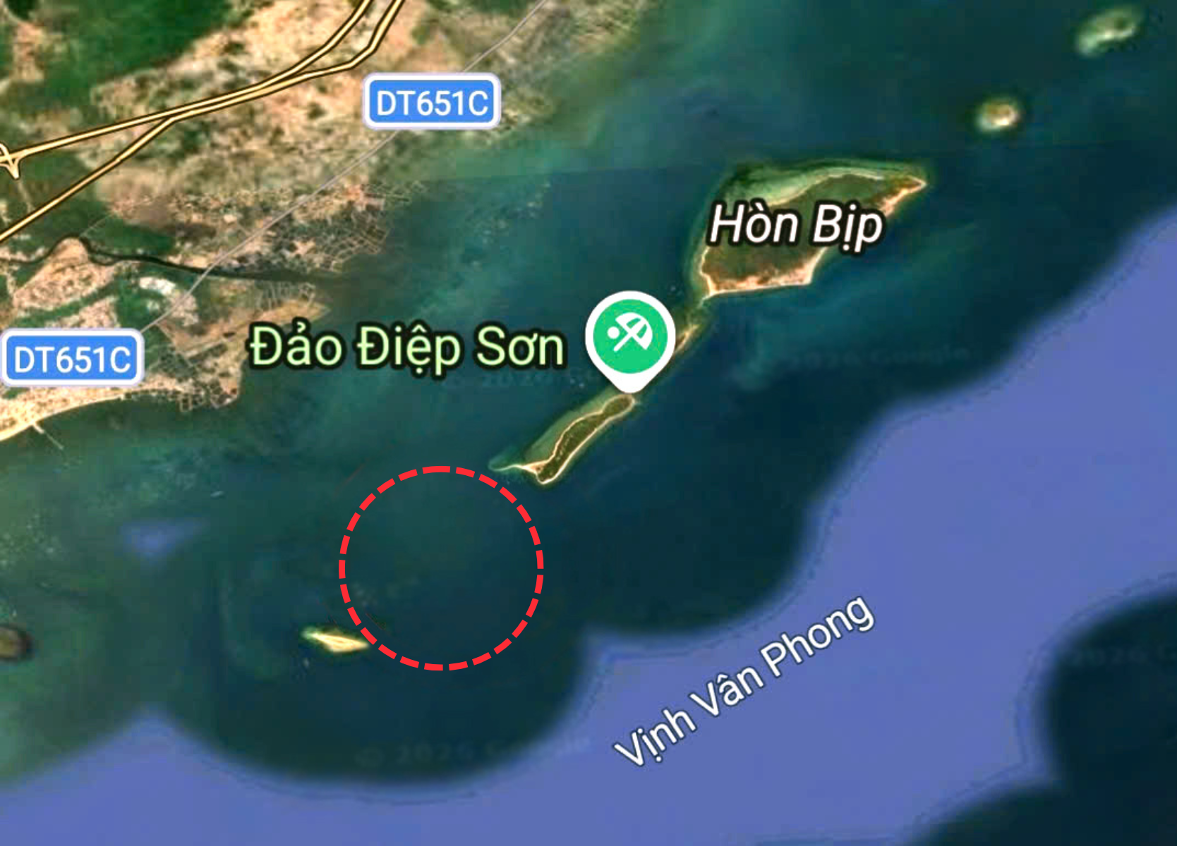 Tìm kiếm người đàn ông mất tích trên vịnh Vân Phong - Ảnh 1.