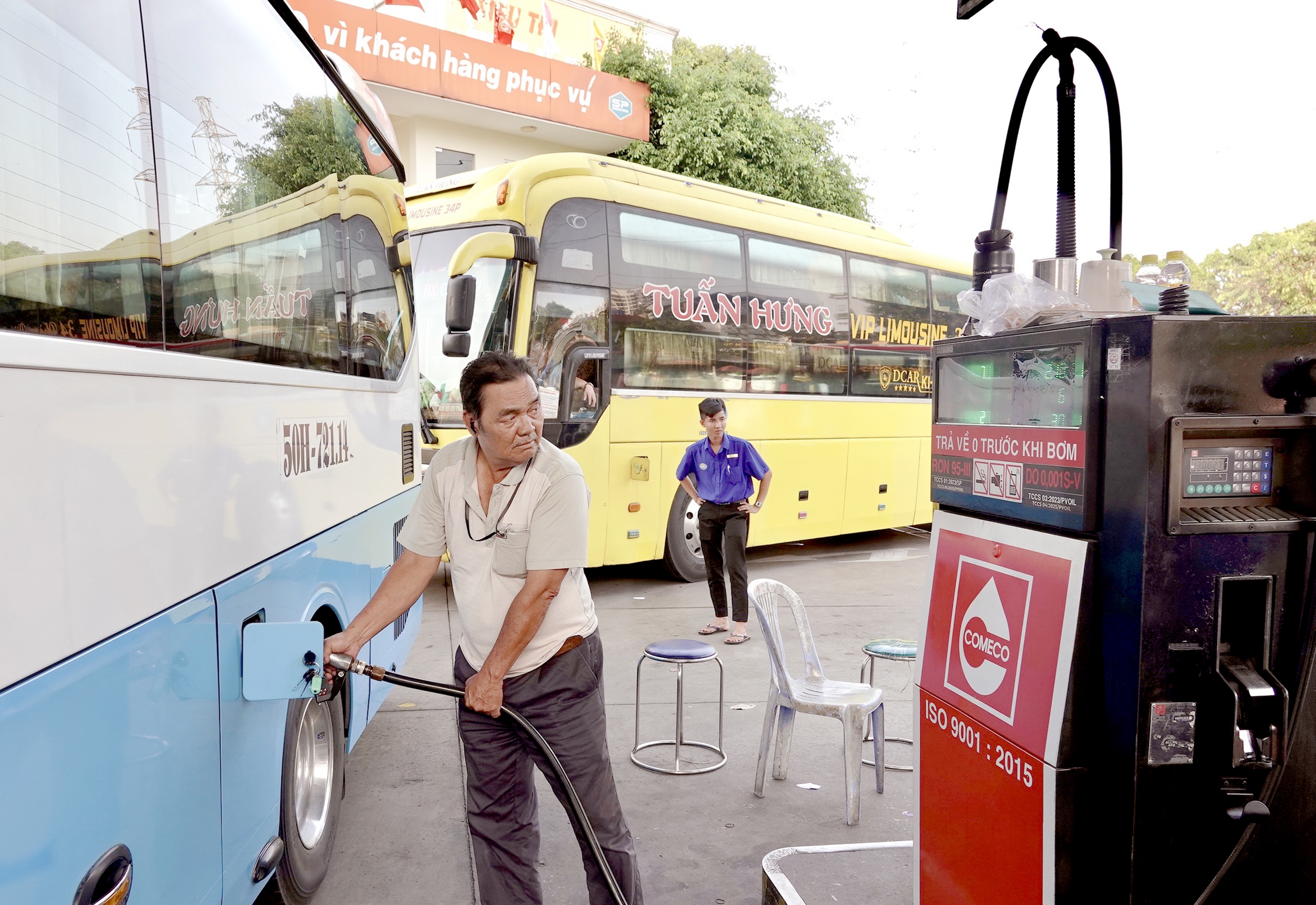 Ứng phó giá xăng dầu: Sớm thiết kế gói hỗ trợ nền kinh tế - Ảnh 1.