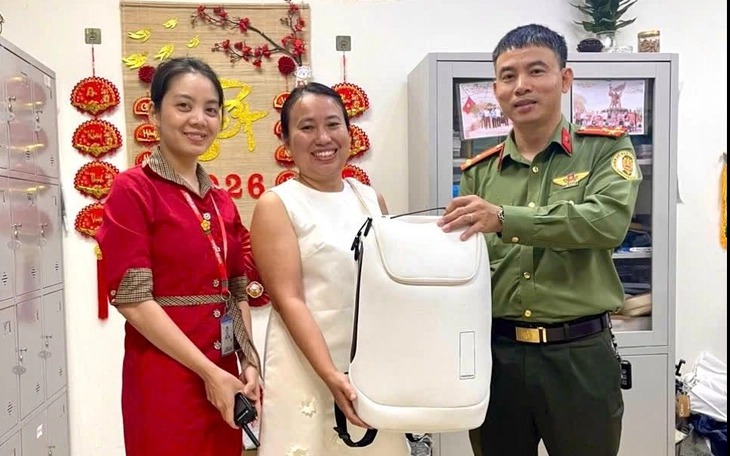 Ho Chi Minh City police help return taxi passenger’s bag containing assets worth $114,000- Ảnh 1.