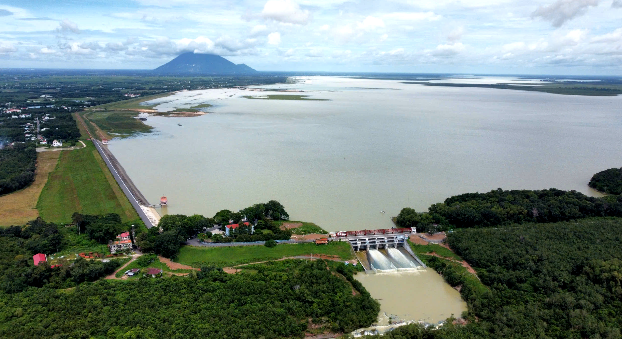 Tin sáng 5-7: TP.HCM đặt mục tiêu lọt top 5 tỉnh thành đứng đầu về chỉ số cải cách hành chính - Ảnh 3.