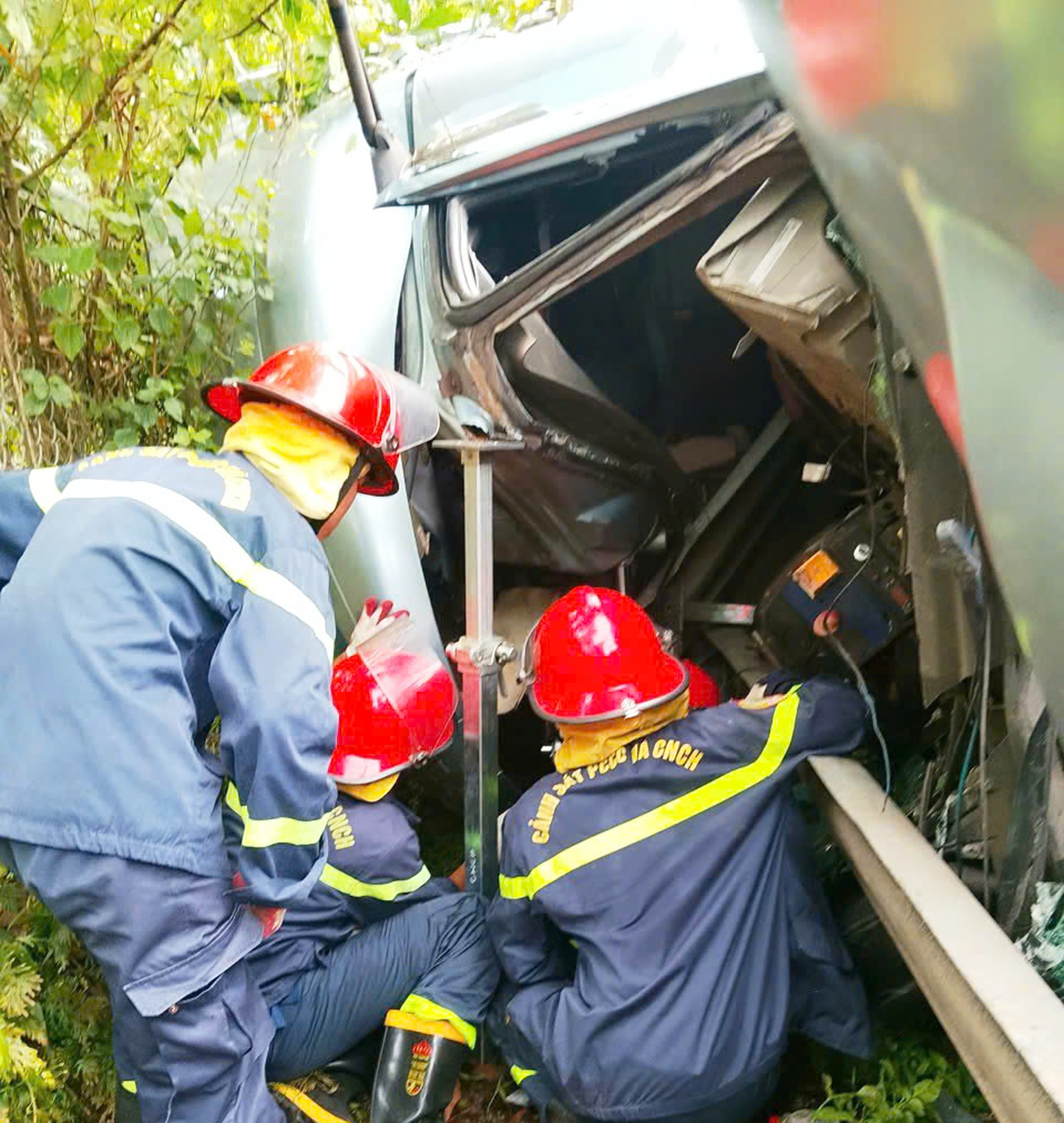 Rescuers save truck driver trapped in cabin after accident on highway ...