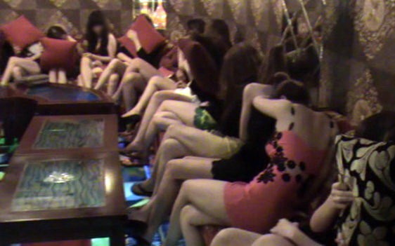 Da Nang cracks down on noisy karaoke singing along Han River - Ảnh 1.