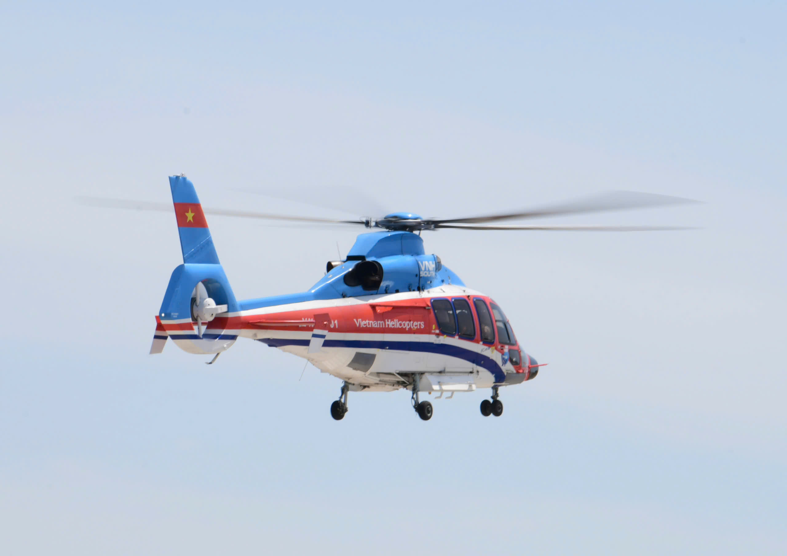 Ho Chi Minh City resumes helicopter sightseeing tours - Ảnh 2.