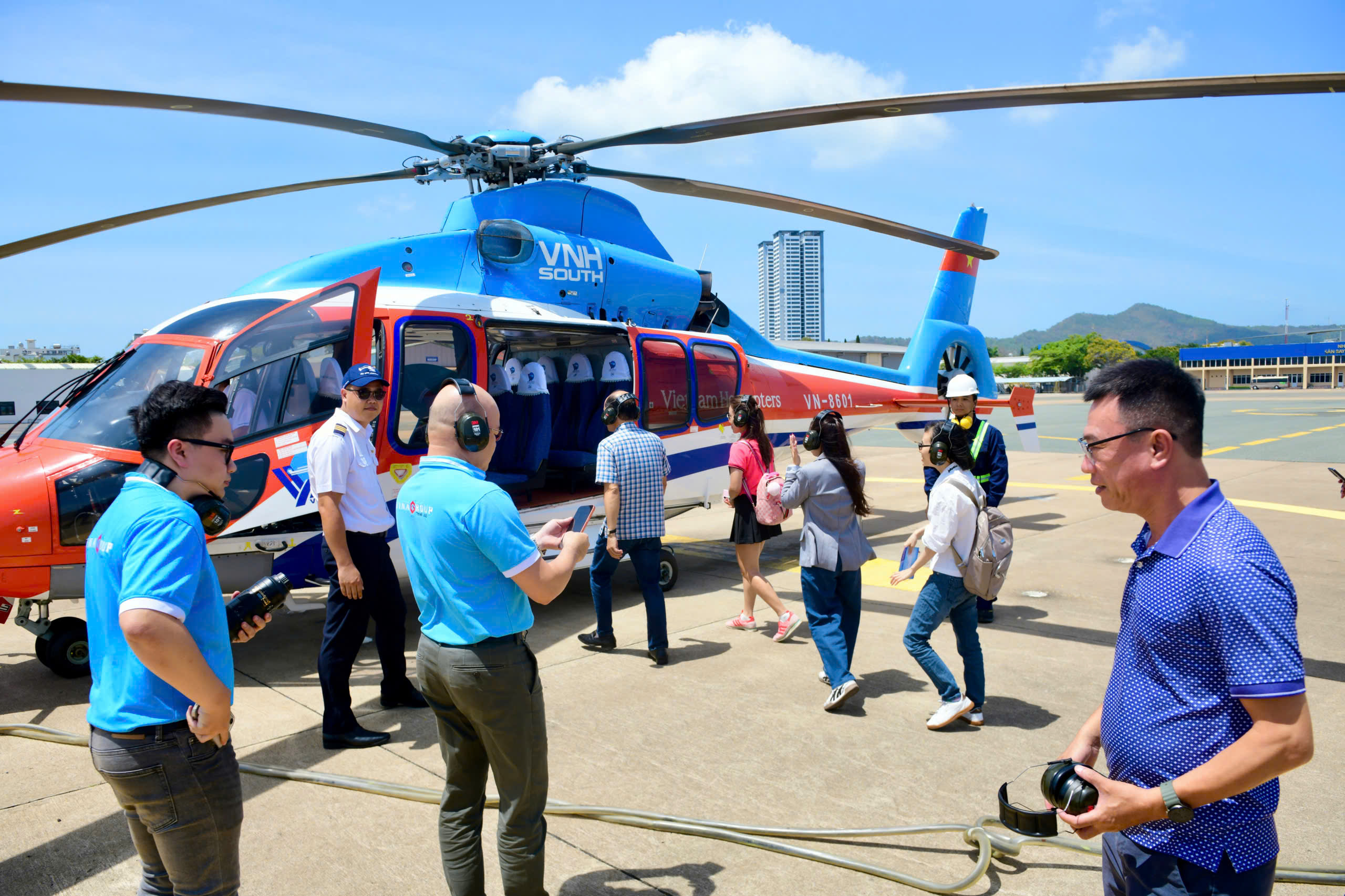 Ho Chi Minh City resumes helicopter sightseeing tours - Ảnh 1.