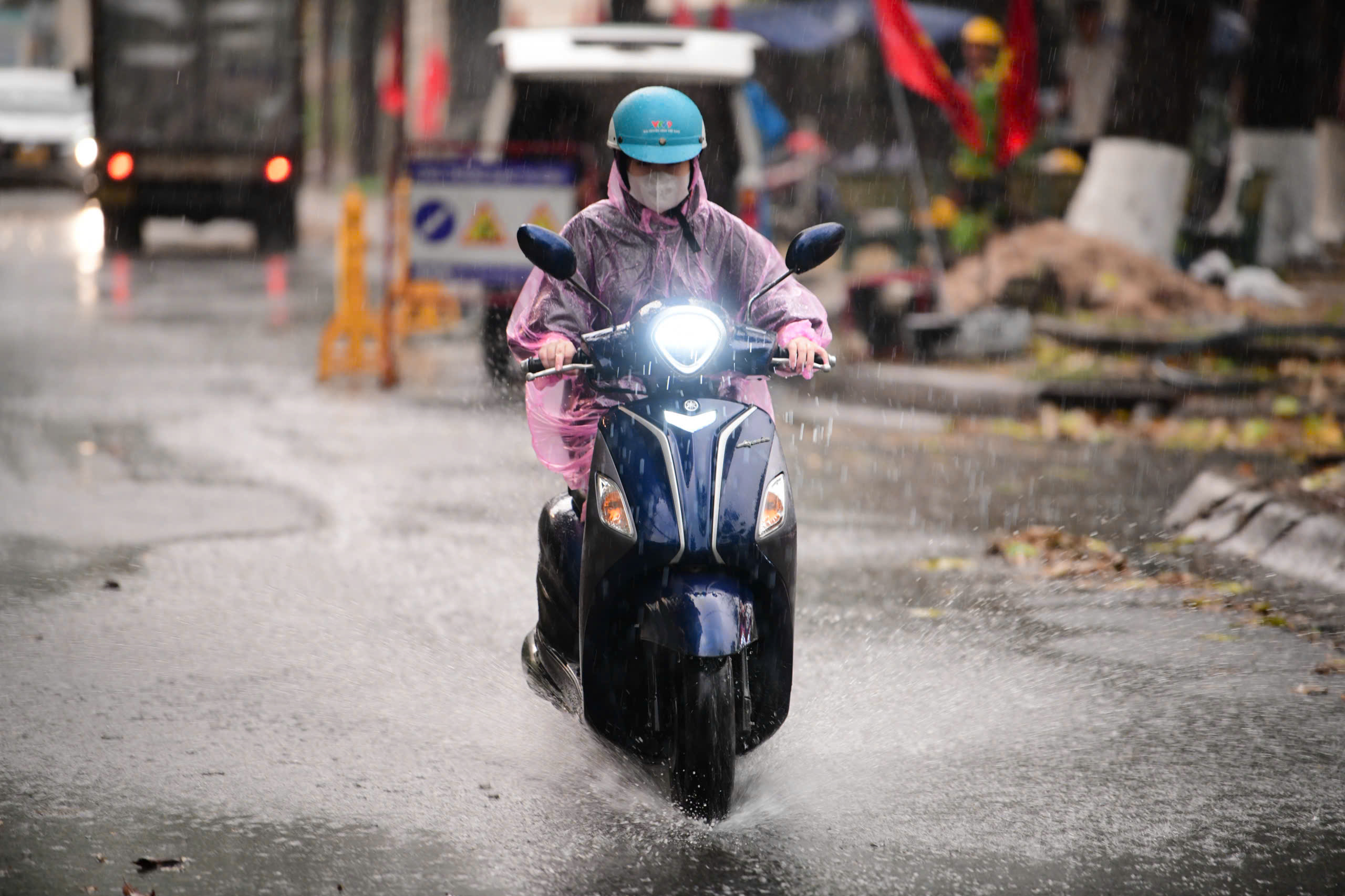 Unseasonal rain drenches Ho Chi Minh City - Ảnh 3.