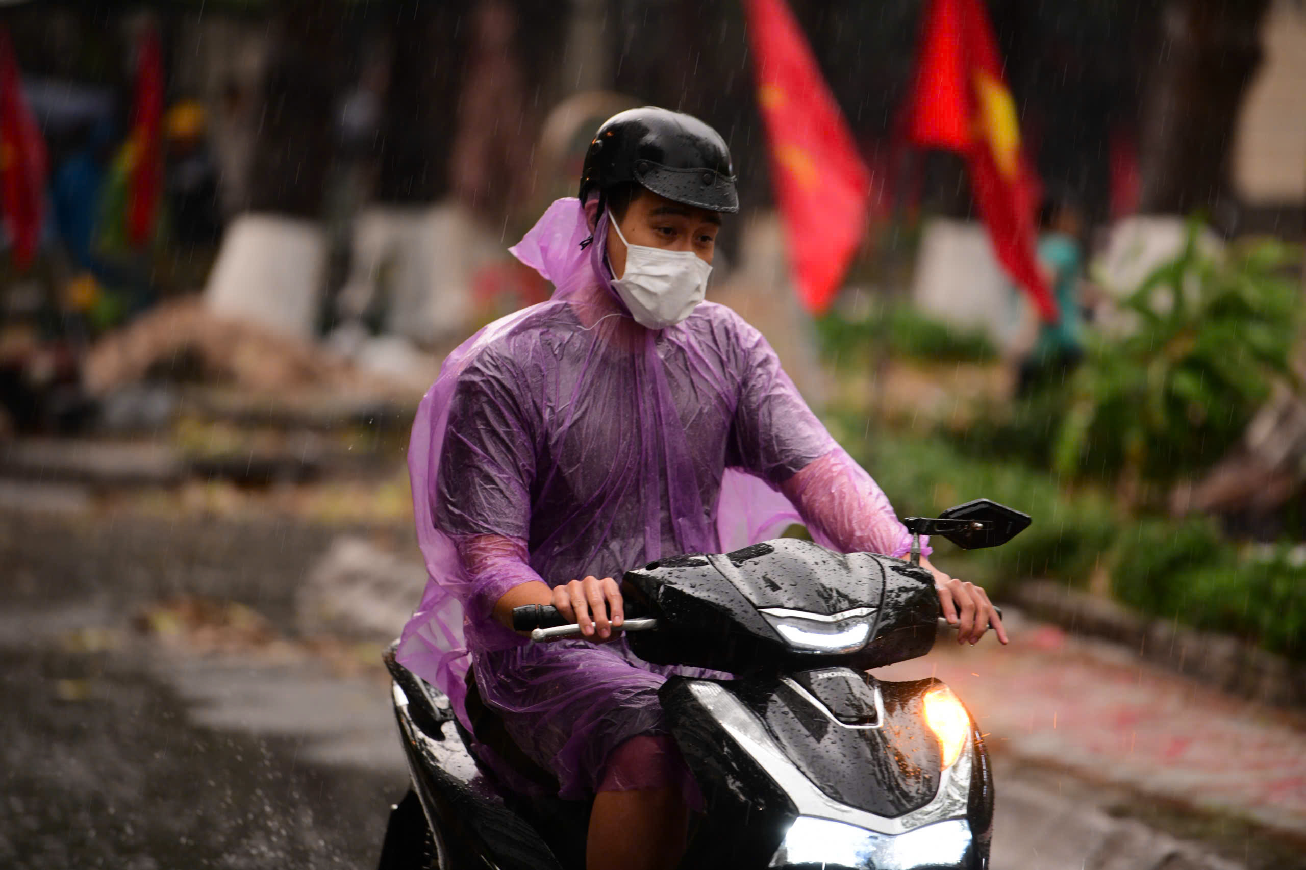 Unseasonal rain drenches Ho Chi Minh City - Ảnh 2.