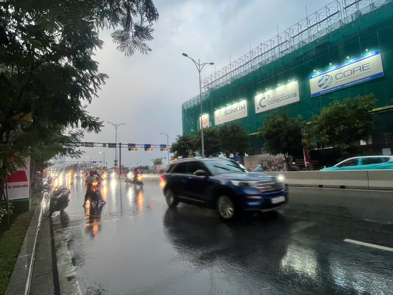 Unseasonal rain drenches Ho Chi Minh City - Ảnh 6.
