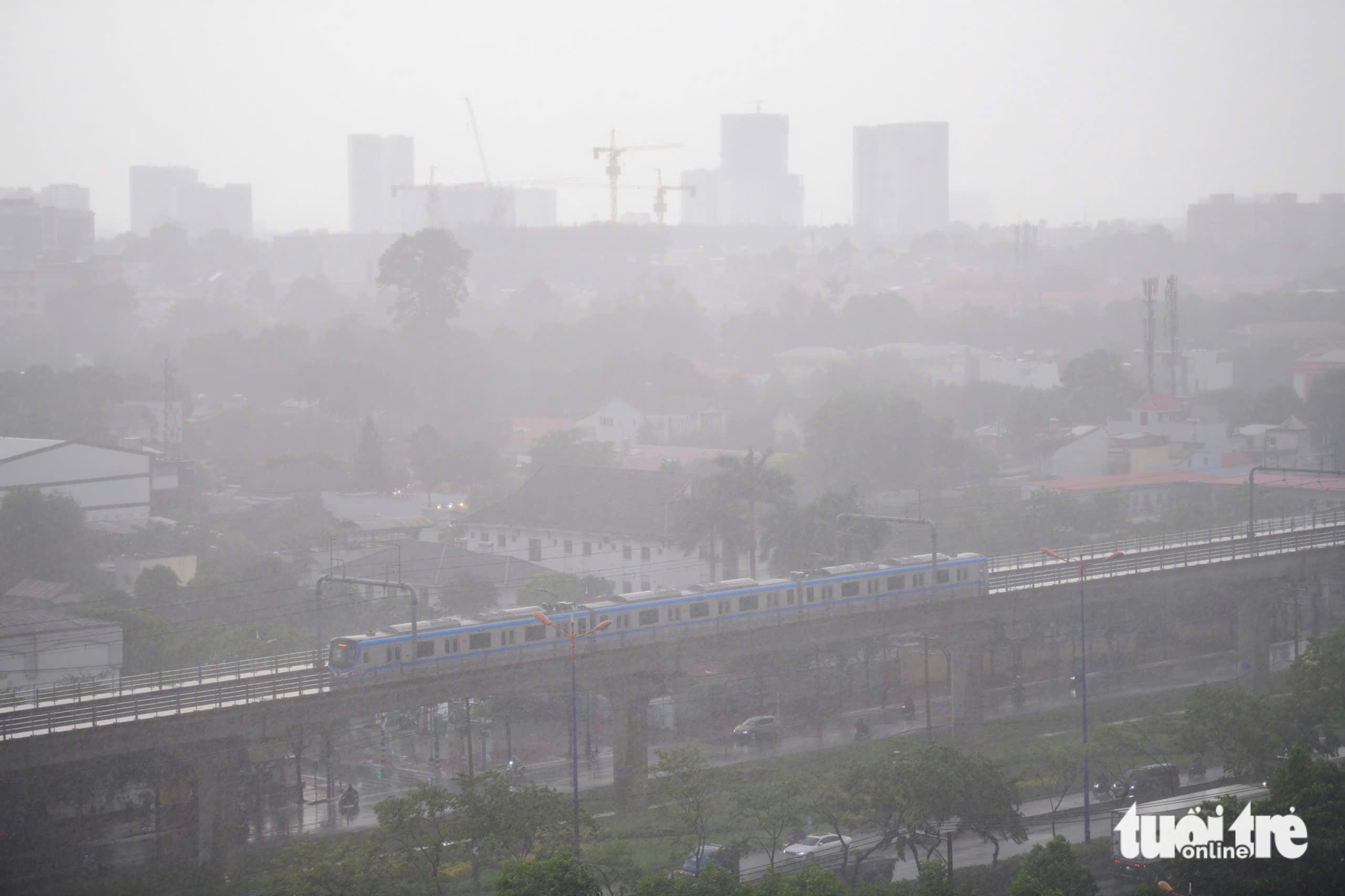 Unseasonal rain drenches Ho Chi Minh City - Ảnh 1.