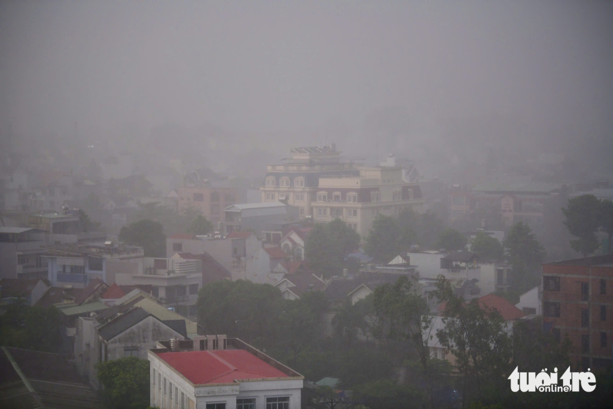 Unseasonal rain drenches Ho Chi Minh City - Ảnh 5.