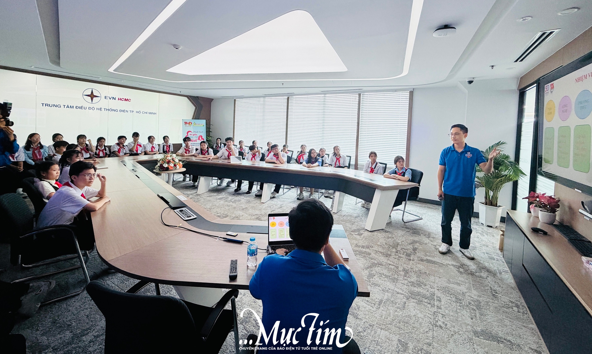 Thiếu nhi TP.HCM khám phá "bộ não" điều hành điện và giao thông đô thị- Ảnh 1. Thiếu nhi TP.HCM khám phá "bộ não" điều hành điện và giao thông đô thị- Ảnh 1.