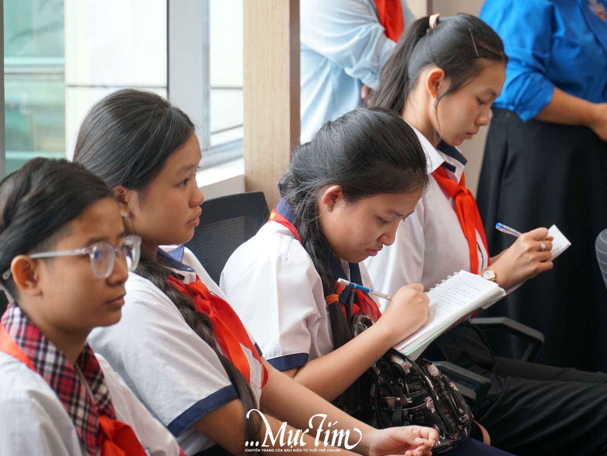 Thiếu nhi TP.HCM khám phá "bộ não" điều hành điện và giao thông đô thị- Ảnh 3. Thiếu nhi TP.HCM khám phá "bộ não" điều hành điện và giao thông đô thị- Ảnh 3.