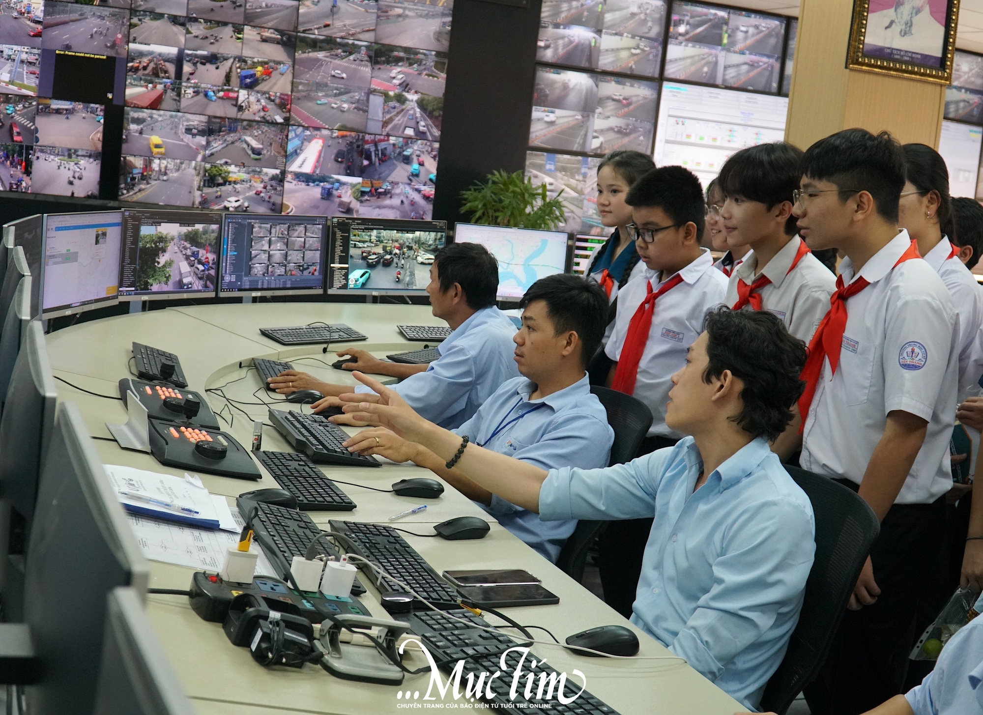 Thiếu nhi TP.HCM khám phá "bộ não" điều hành điện và giao thông đô thị- Ảnh 4. Thiếu nhi TP.HCM khám phá "bộ não" điều hành điện và giao thông đô thị- Ảnh 4.