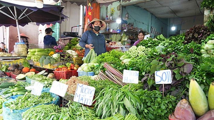 Bán tô phở, chai nước suối có phải xuất hóa đơn bán lẻ? - Ảnh 1.