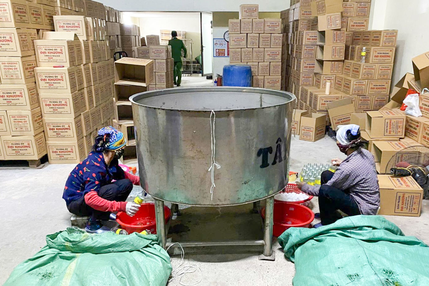 Khởi tố chủ cơ sở pha axit axetic với nước làm 'giấm trắng 100% tự nhiên' - Ảnh 1. giấm - Ảnh 1.