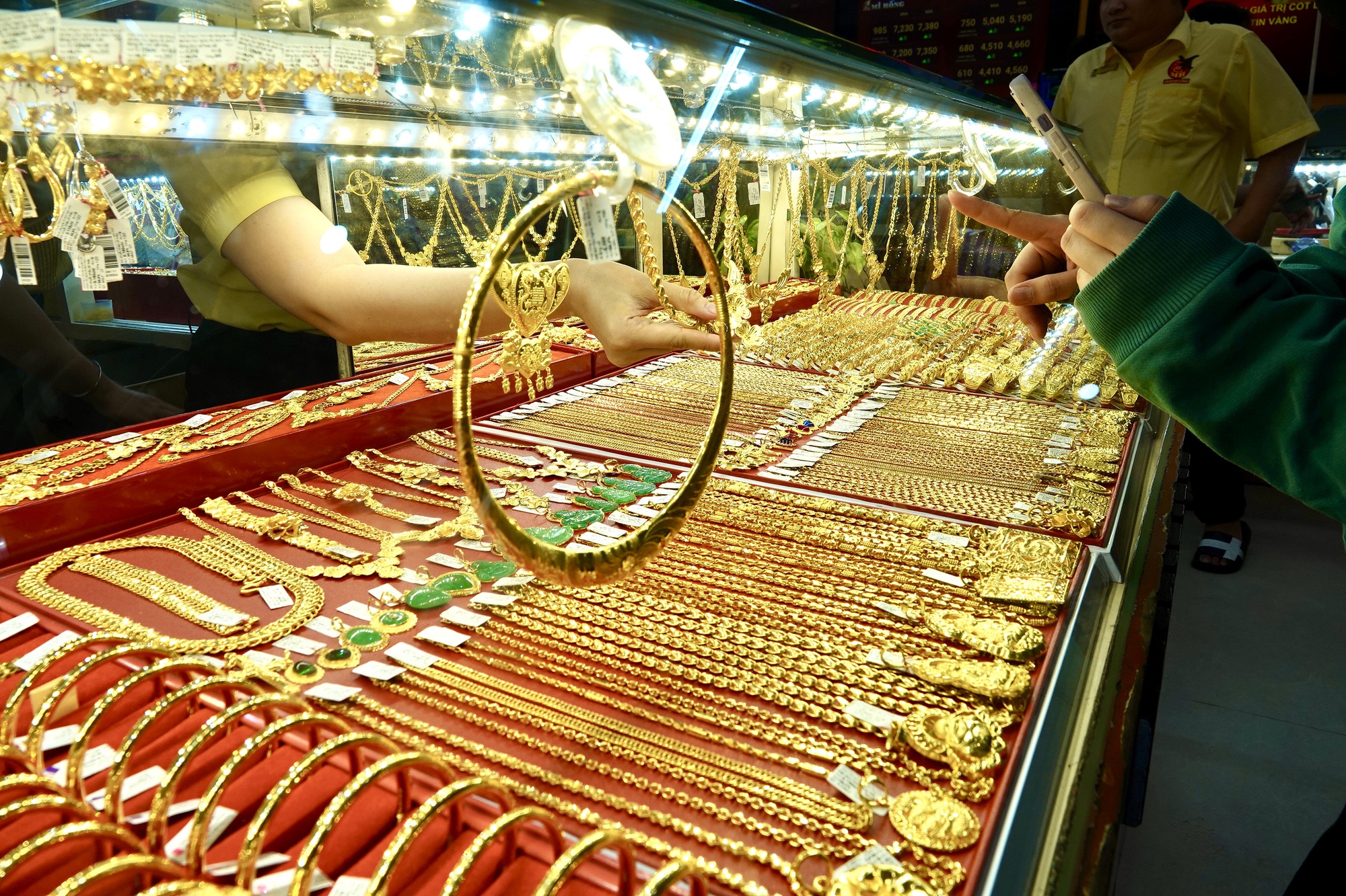 Vì sao xung đột Mỹ - Iran leo thang, giá vàng lại giảm mạnh? - Ảnh 1.