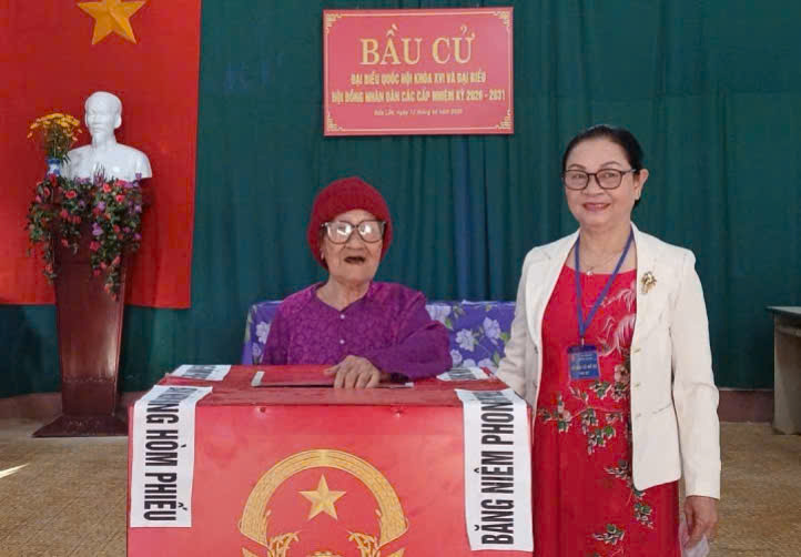 Thùng phiếu bầu cử đến tận nhà Mẹ Việt Nam anh hùng 101 tuổi - Ảnh 2.