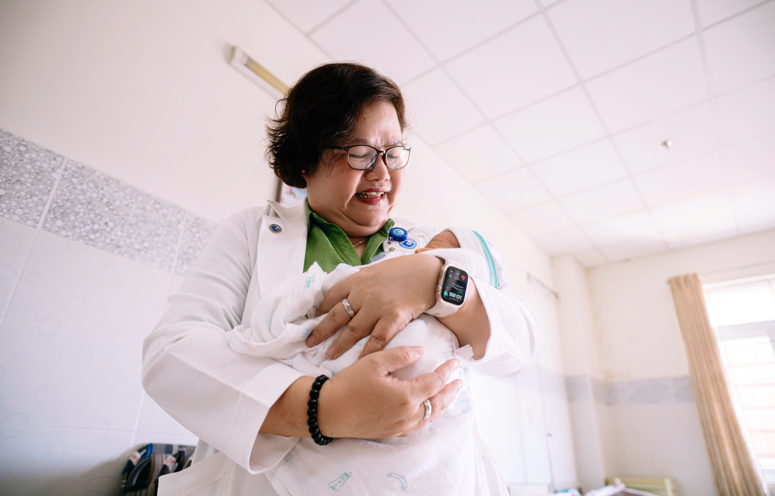 Thùng phiếu đến tận giường bệnh: Xúc động những lá phiếu ngày bầu cử - Ảnh 12.