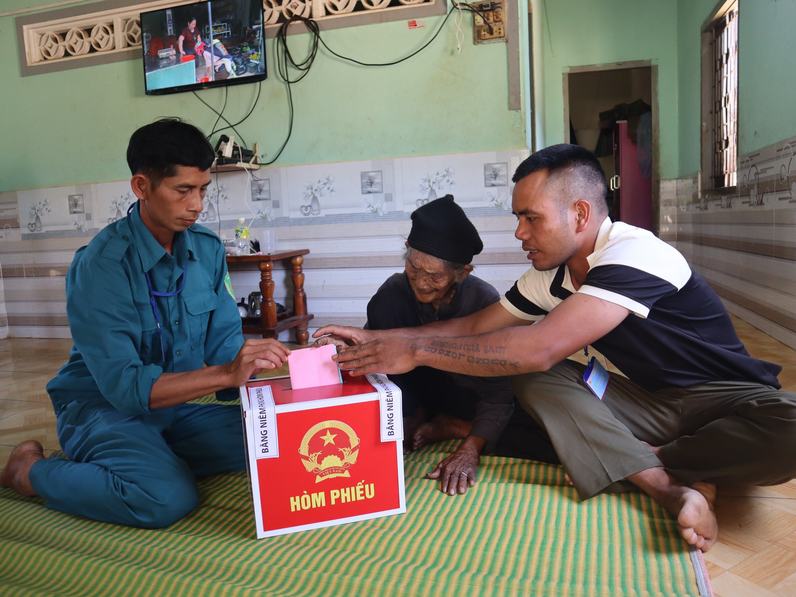 Thùng phiếu bầu cử đến tận nhà Mẹ Việt Nam anh hùng 101 tuổi - Ảnh 1.